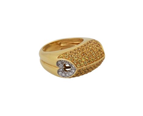  Außergewöhnlicher Ring mit Brillanten, zus. ca. 0,24 ct,  sehr gute Farbe und Reinheit seitlich gefasst in Herzform, weiter