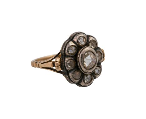   Antiker Ring mit 9 Diamantrosen, zus. ca. 0,4 ct,  ca. GET (M-Z)/SI, GG 14K, Schauseite Silber, 4,6 g, RW: 51, 2. H. 19. Jh