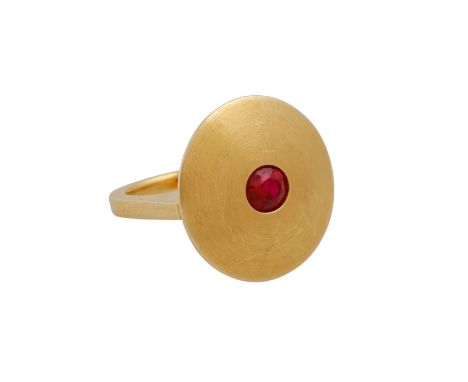   Ring mit synthetischem Rubin  in diskusförmigem Ringkopf, massiv gearbeitet, GG 18K, 19,2 g, RW: 61, Ende 20. Jh., Tragespu