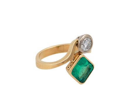   Ring mit Brillant ca. 0,5 ct,  ca. LGW-GW (J-K)/VS und Smaragd von ca. 2 ct (beschädigt), GG 18K, 7,3 g, RW: 54, Ende 20. J