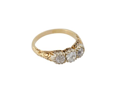   Ring mit 3 Altschiffdiamanten, zus. ca. 0,75 ct,  ca. GW (L)/P1-P2, GG 14K, 3,9 g, RW: 52, 1. H. 20. Jh., guter Erhalt, sch