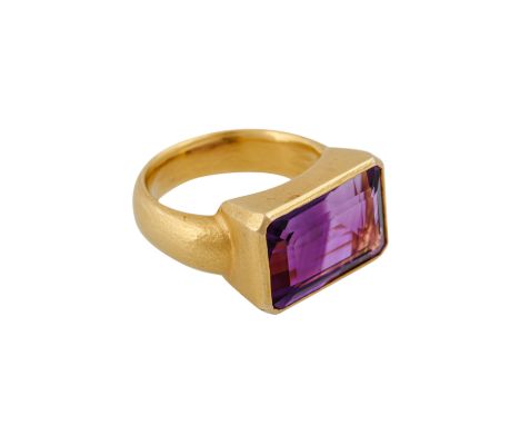   Ring mit achteckigem Amethyst im Treppenschliff von ca. 9,5 ct,  zonare Farbverteilung, in handgearbeiteter Zargenfassung, 