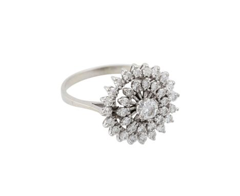   Ring mit Brillant von 0,25 ct  LGW-GW (I-L)/VS, 2-reihig entouriert von ca. 34 Achtkantdiamanten, zus. ca. 0,5 ct, WG 18K, 