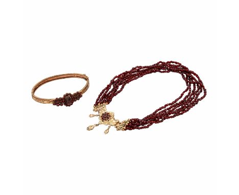   Konvolut antiker Granatschmuck  bestehend aus 6-reihigem Kropfband mit Biedermeierschließe aus GG 8K, L: 34 cm und Armreif 