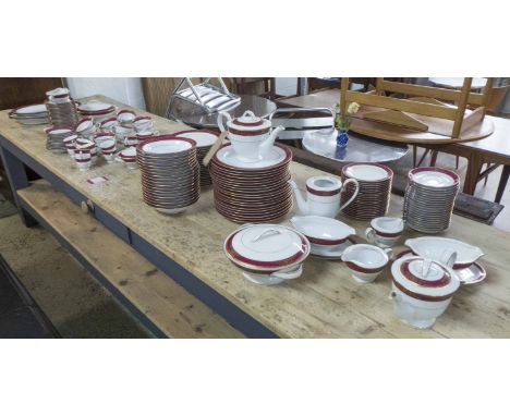 EXTENSIVE NORITAKE 'GOLDMERE' PART DINNER SERVICE, including twenty dinner, twenty dessert and twenty side plates, serving di