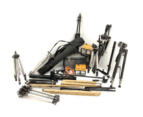 Power Flash PR200 lamp and Power Flash MD400, in case, together with large collection of tripods and light stands