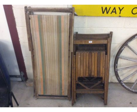 Two vintage folding deck chairs; and four wooden folding chairs