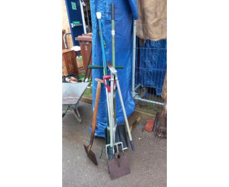 A quantity of garden tools including fork, lawn edger &amp; shears etc. COLLECT ONLY