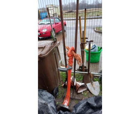 A good lot of garden tools including a Flymo edger COLLECT ONLY