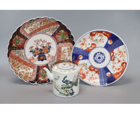 A Japanese porcelain teapot and two Imari dishes largest diameter 28cm