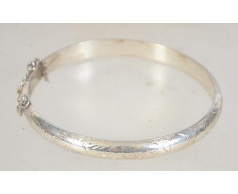 A vintage hallmarked 925 silver bangle bracelet with foliate engraving. Hallmarked for Birmingham Import. Weight 9.3g. Diamet