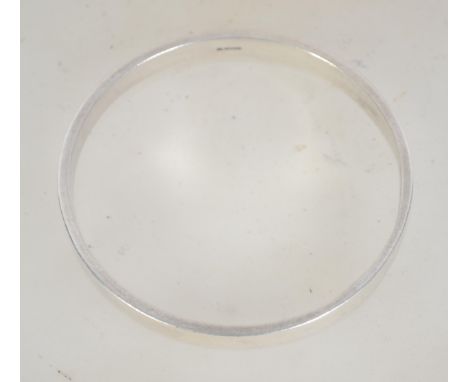 A hallmarked 925 silver contemporary bangle. Hallmarked for Birmingham. Weight 36g. Diameter 7cms.