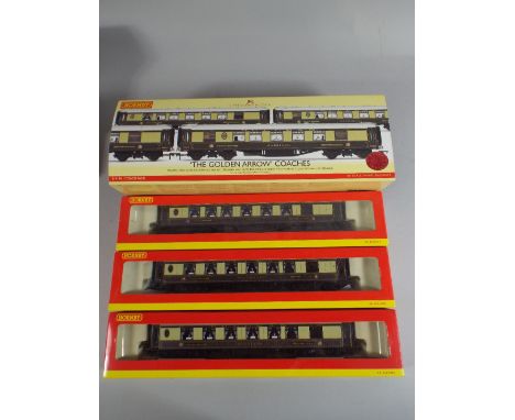 An OO Gauge Hornby R4196 Golden Arrow Pullman Coach Pack