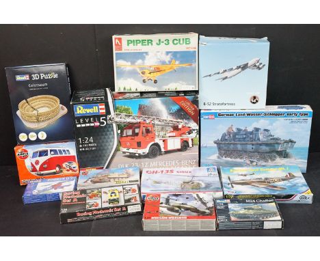 13 Boxed plastic model kits to include 1/24 scale Level 5 Revell 07504 DLK 23-12 Mercedes-Benz 1419 F/1422 F, 1/76 scale Reve