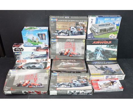 12 Boxed plastic models kits to include film related sets and varying scales featuring Moebius 1/32 Battlestar Galactica Colo