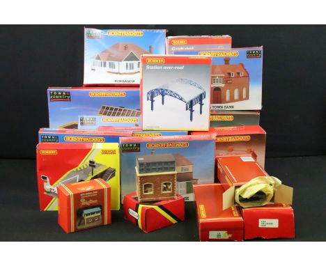 Collection of 40 Hornby OO gauge trackside accessories to include 17 x carded figure sets and 23 x boxed items featuring seal