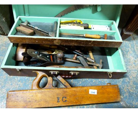A quantity of vintage woodworking tools including Stanley No4 plane, spokeshaves, saw tooth setter etc 