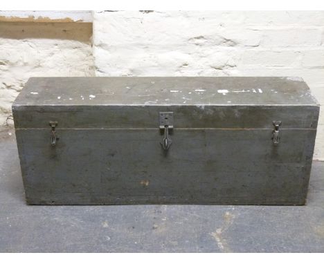 A large grey painted pine chest/trunk (H45 x L105 x D30cm) 