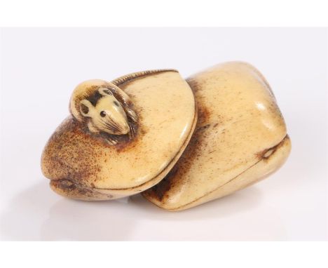 Japanese Edo period netsuke, the netsuke carved from stag antler depicting a rat on clams, 4cm high