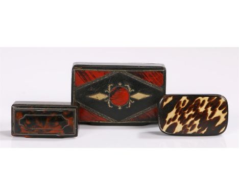 Three snuff boxes to include a papier mache table snuff box, with painted tortoiseshell effect decoration, 9.5cm wide, a Vict