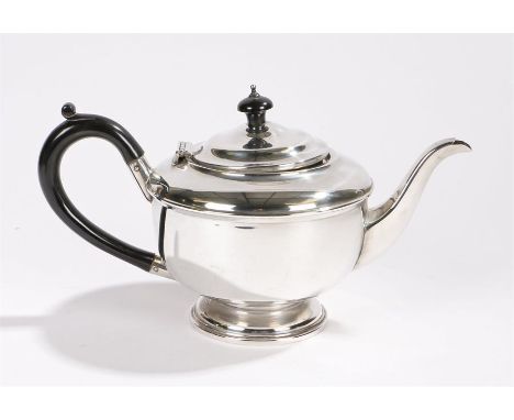 George V silver teapot, Birmingham 1932, maker T S, with ebonised finial and handle, on a stepped circular foot, together wit