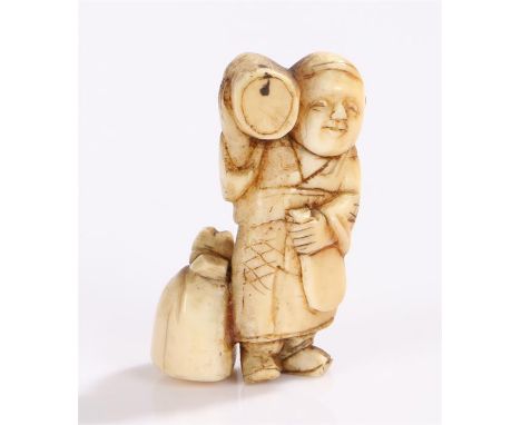 Japanese Meiji period ivory netsuke, of a man holding a barrel and a sack to his side, 4cm 