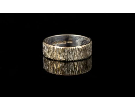 9ct White Gold Wedding Band In Bark Effect Design. Fully Hallmarked for 9ct. Ring Size - O. 4 grams. 