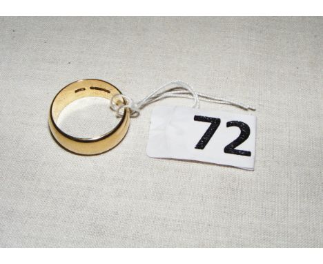 A 9ct gold wedding band weighing 5.6 grams & size R 1/2.
