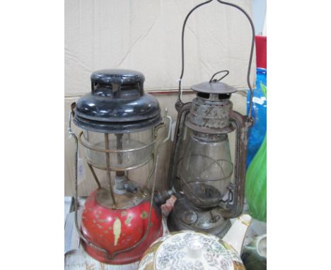 A Tilley Lamp &amp; Kwang Hwa hurricane lamp (2).