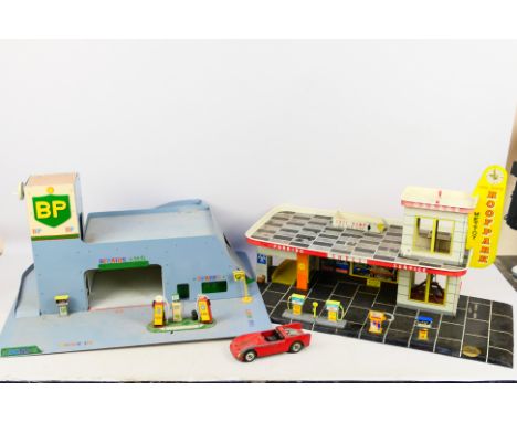 Mettoy - Tr-ang - Unmarked maker - Two metal / tinplate toy garages. Lot consists of Mettoy Roof Park; plus a large unmarked 