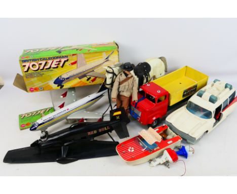 Marx - Gabriel - Kenner - Tri-ang - Others - A mixed lot of vintage plastic and tinplate toys in various formats. Lot include