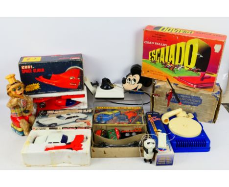 Alps (Japan) - Wells Brimtoy - Marx - Others - A varied collection of boxed and unboxed vintage tinplate / plastic toys and g