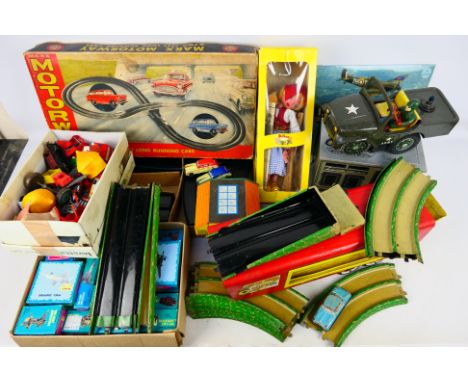 Marx - Modern Toys - Pelham - Others - A large mixed lot of vintage tinplate. plastic and diecast toys. Lot includes a boxed 