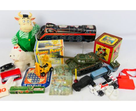 Modern Toys - Mettoy - Others - A mixed lot of vintage plastic and tinplate toys and games in various formats. Lot includes a