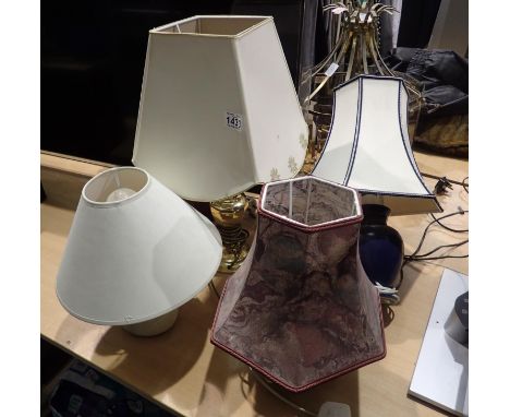 Five mixed lamps, one gilt, largest 60 cm. All electrical items in this lot have been PAT tested for safety and have passed. 