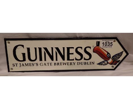 Cast iron Guinness toucan arrow, W: 35 cm. P&amp;P Group 2 (£18+VAT for the first lot and £3+VAT for subsequent lots) 