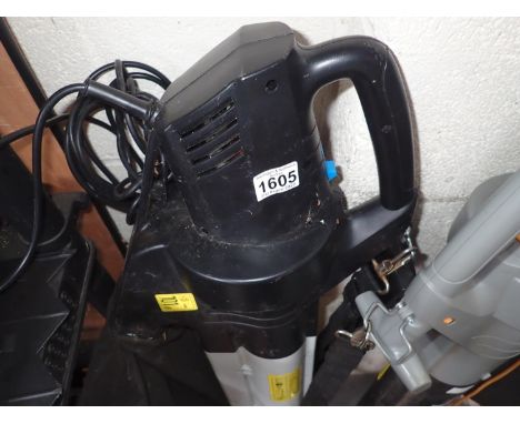 Macallister MBV 2800 leaf vacuum. All electrical items in this lot have been PAT tested for safety and have passed. This does