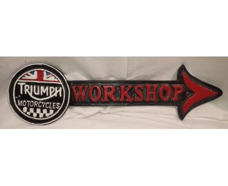 Cast iron Triumph motorcycles workshop arrow, W: 40 cm. P&amp;P Group 2 (£18+VAT for the first lot and £3+VAT for subsequent 