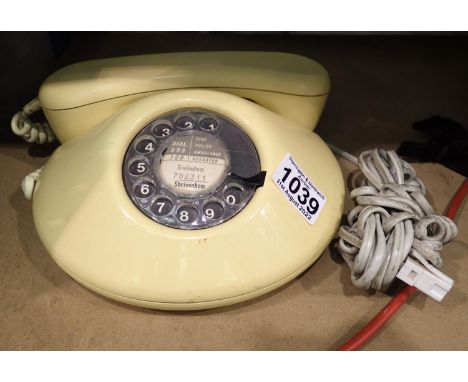 Ivory coloured Rotary desk telephone. P&amp;P Group 2 (£18+VAT for the first lot and £3+VAT for subsequent lots) 