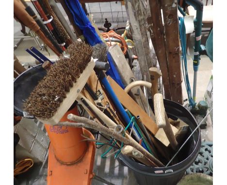 Quantity of mixed gardening tools, bin not included. Not available for in-house P&amp;P 