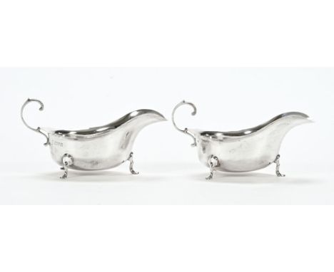A pair of Chester silver sauce boats, 1915 maker Barker Brothers, 171 grams.