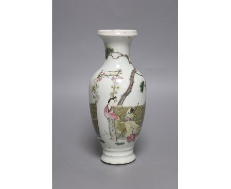 A Chinese famille rose vase, late Qing/ Republic,20cm