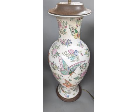 A modern Chinese porcelain table lamp