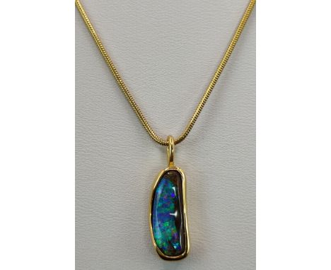 Opalanhänger, in leicht geschwungener Form, Boulderopal eingefasst in 750/18K Gelbgold an 585/14K Gelbgold Schlangenkette mit