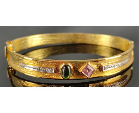 Armreif mit zwei Schmucksteinen und zwei kleinen Diamanten, 585/14K Gelbgold, 21,69g, 5,7cm (breiteste Stelle des Ovals)Bangl
