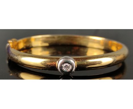 Moderner Armreif, mittig rund eingefasster Brillant um 0,16ct, 585/14K Weißgold/Gelbgold, 15,9g, Oval 6x5cmModern bangle, cen