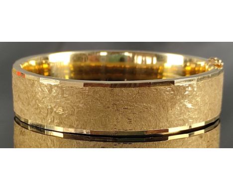 Armreif, breit, mit mattierter Oberfläche, facettierter Rand, 585/14K Gelbgold, 38,24g, 6,1cm (breiteste Stelle des Ovals)Ban
