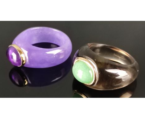 Zwei Ringe, violetter Ring mit Amethyst-Cabochon, in 585/14K Gelbgold eingefasst, Größe 55, der andere Rauchquarz mit Chalced