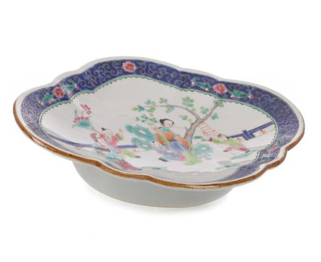 CHINESE FAMILLE ROSE FIGURAL DISH, TONGZHI PERIOD, LATE 19TH CENTURY the footed dish decorated with a figural scene, depictin