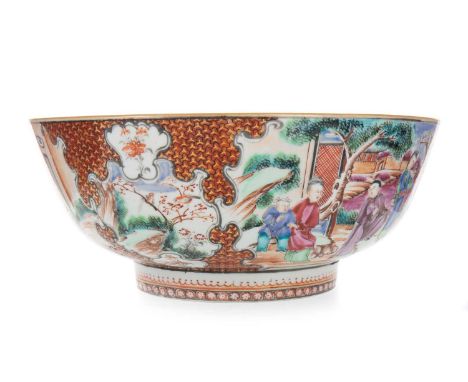 18TH CENTURY CHINESE MANDARIN PALETTE BOWL, QIANLONG PERIOD (1736 - 1795) decorated in the Mandarin palette, depicting figure